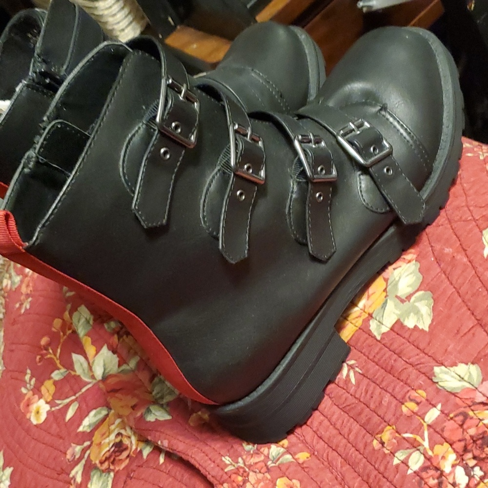 Combat boots